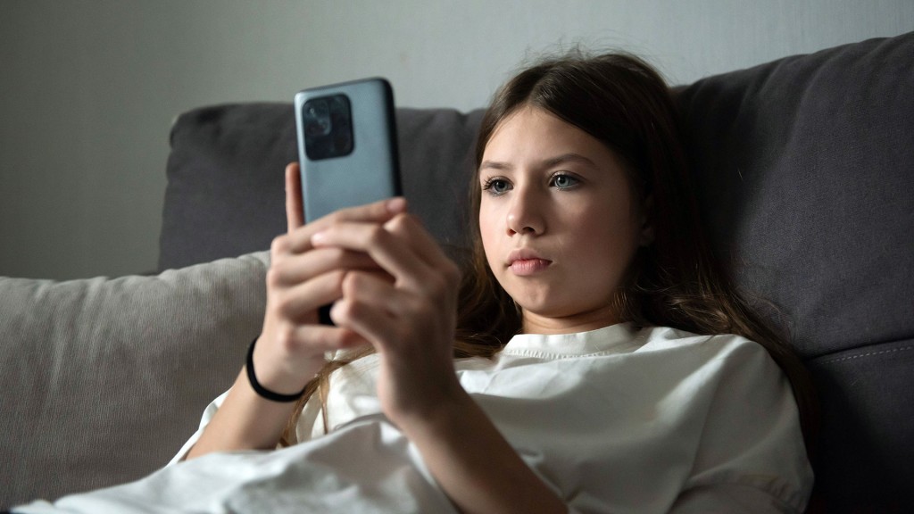 Kind mit Smartphone 
