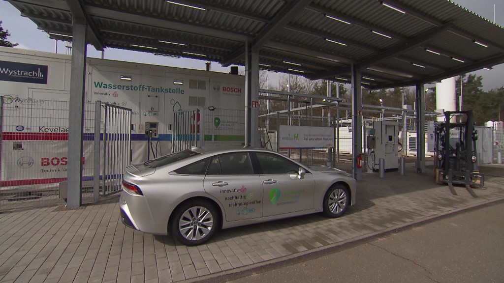 Foto: Ein Auto steht an einer Wasserstoff-Tankstelle
