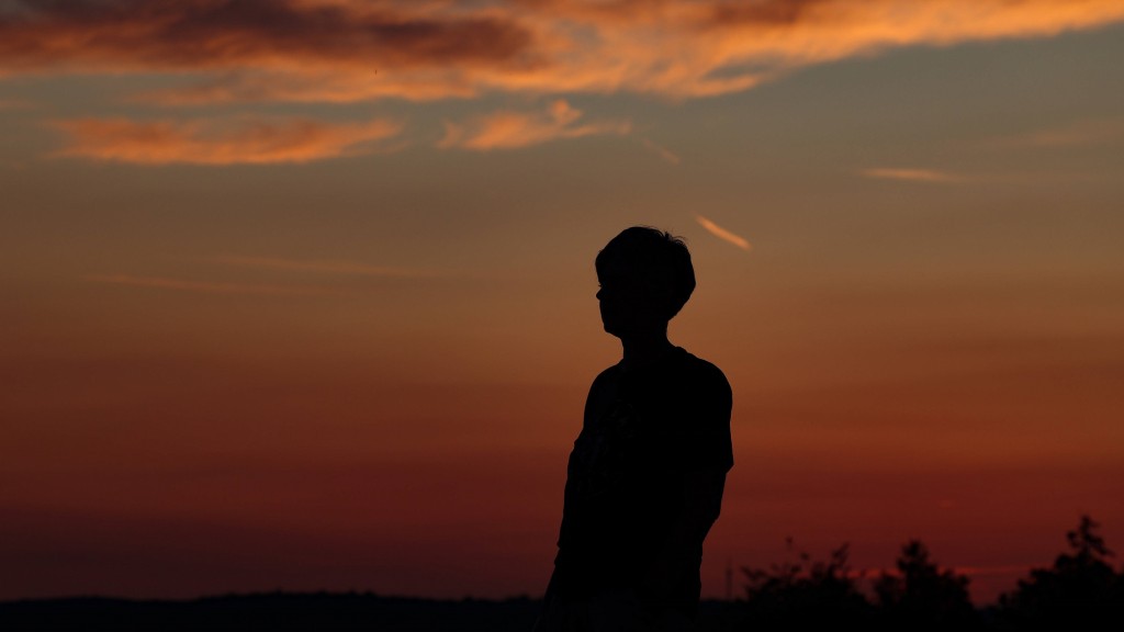 Frau schaut in den Sonnenuntergang