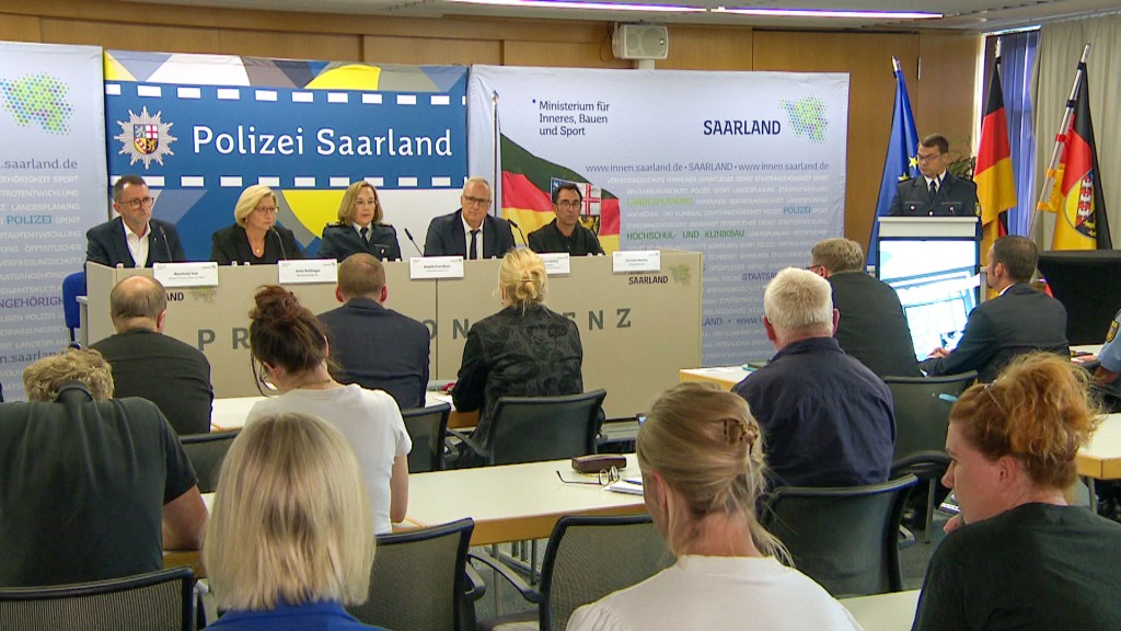 Pressekonferenz zum Fall des getöteten Polizisten in Völklingen: Innenminister Reinhold Jost, Ministerpräsidentin Anke Rehlinger, Natalie Grandjean (Landespolizeivizepräsidentin), Dr. Thorsten Weiler (Landespolizeipräsident), Christian Nassiry (Obers