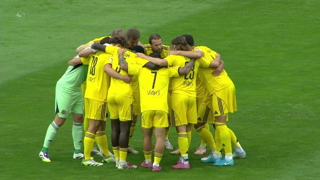 Foto: Mannschaft des 1. FC Saarbrückens im Kreis