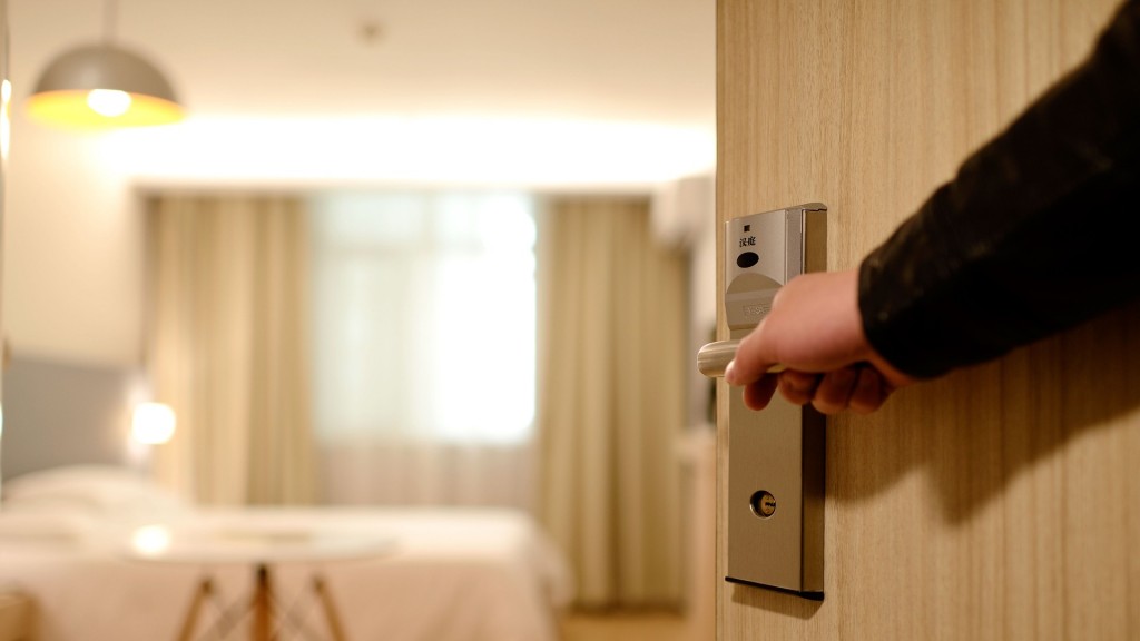 Eine Person öffnet die Tür zu einem Hotelzimmer