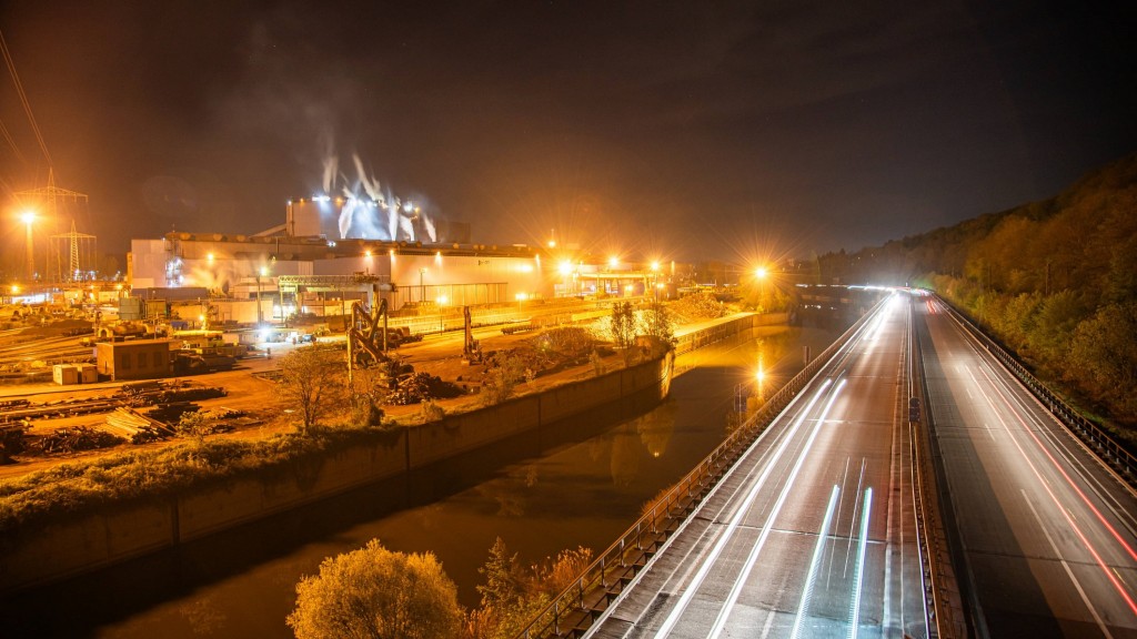Foto:Saarstahl-Gelände an der Saar in Völklingen, gegenüber der Autobahn A620, bei Nacht