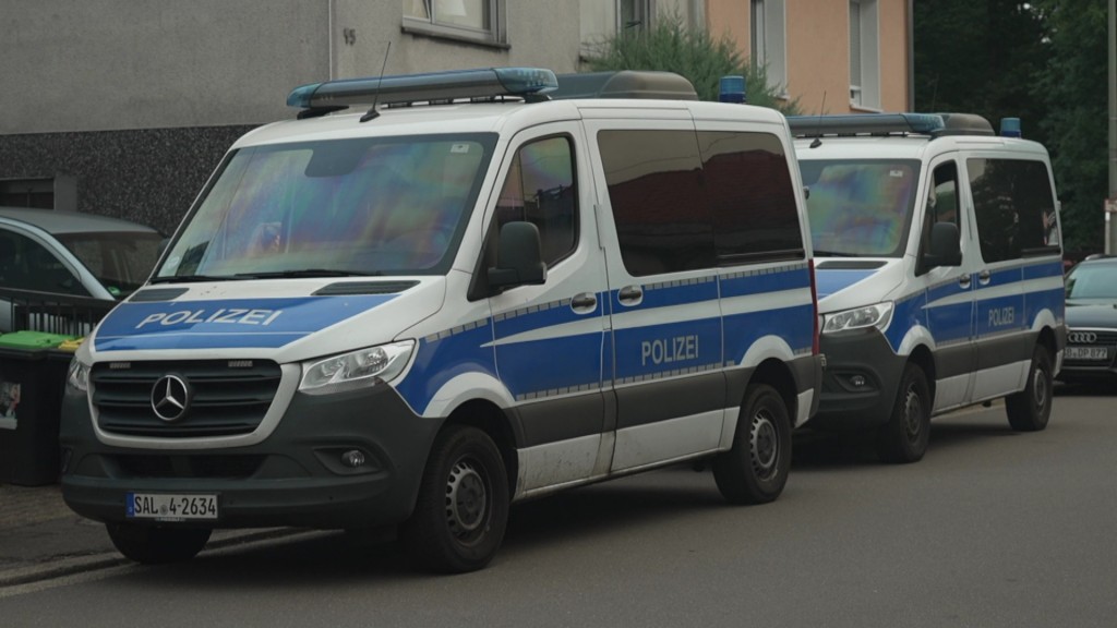 Foto: Nach dem Fund einer Leiche im Ortsteil Holz sichern Polizisten den Leichenfundort