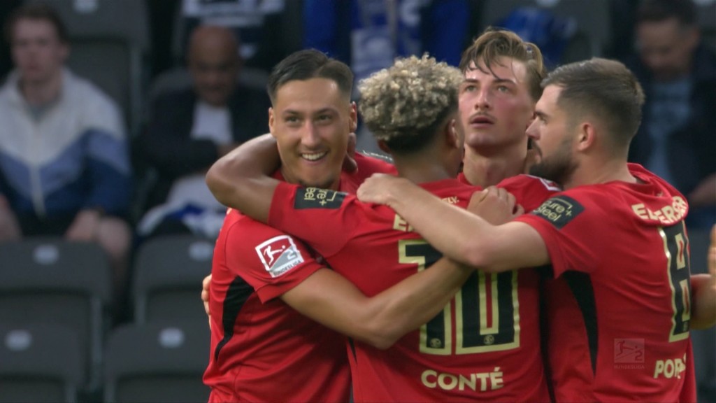 Foto: Spieler des SV Elversberg feiern Sieg gegen Hertha BCS 