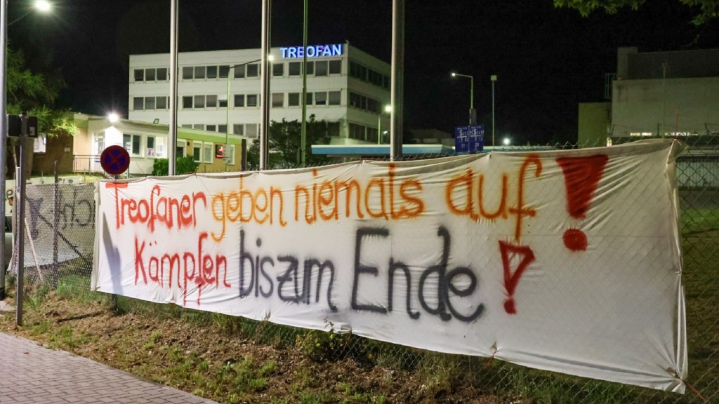 Protestbanner vor dem Treofan-Werk in Neunkirchen