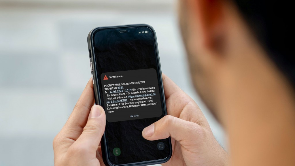 Foto: Bildmontage: Probewarnmeldung auf einem Smartphone