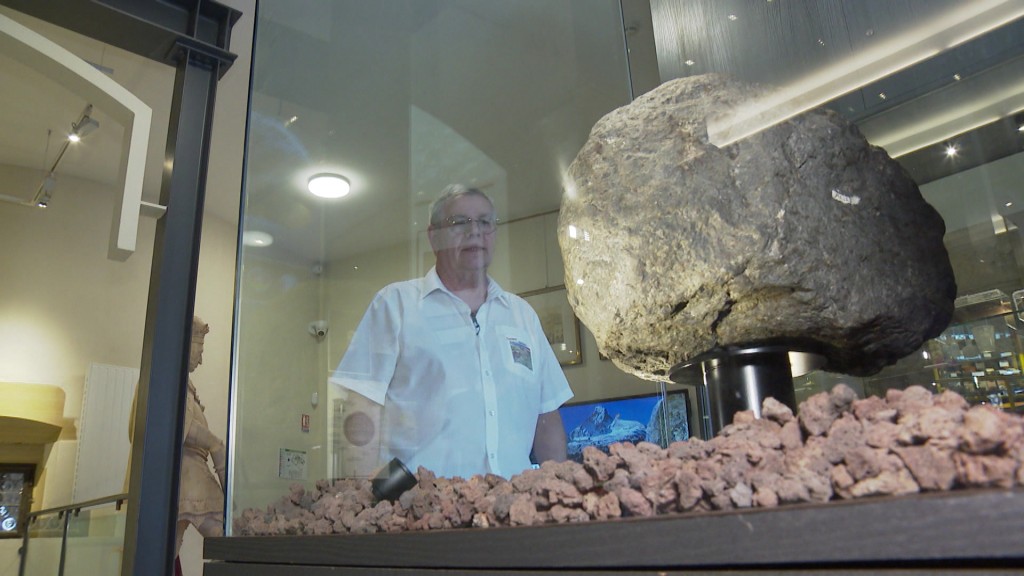 Foto: Ein Meteorit in der Ausstellung
