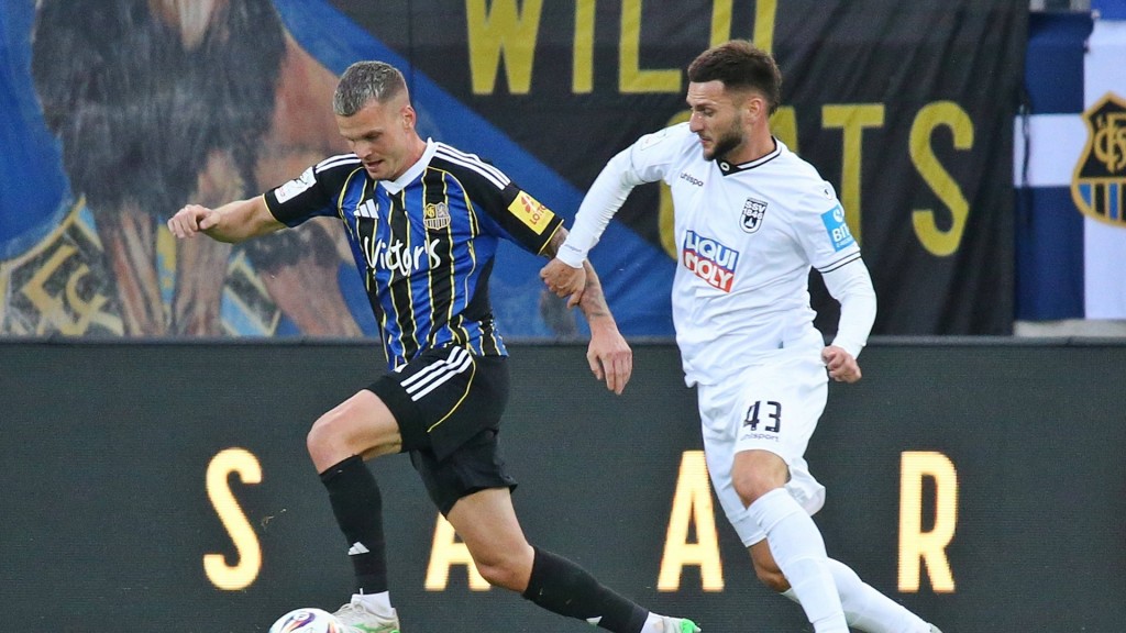 Foto: FC-Spieler und Ulm-Spieler im Duell