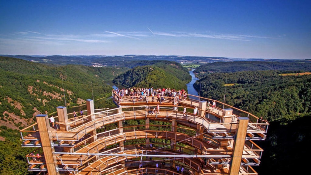 SR Fernsehen SAARTHEMA - ÜBER DAS SAARLAND, am Donnerstag (14.03.19) um 20:15 Uhr. Der Baumwipfelpfad an der Saarschleife – gigantischer Ausblick von der Empore des Aussichtsturms auf die Saar und den saarländischen Wald | ©SR/Alexander M. Gross