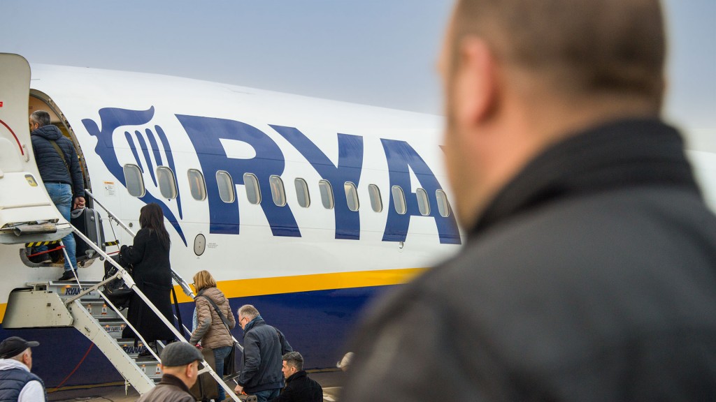 Passagiere besteigen eine Ryanair-Maschine auf dem Rollfeld des Flughafen Hahn