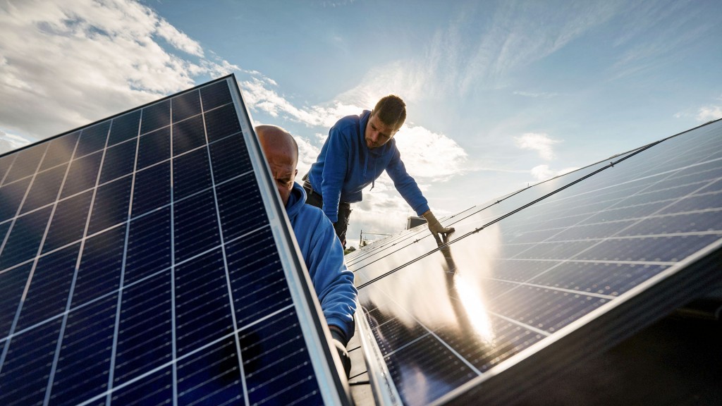 Foto: Photovoltaikmodule werden auf dem Dach eines Wohnhauses montiert