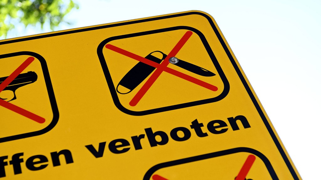 Foto: Waffenverbotsschild mit einem durchgestrichenen Messer