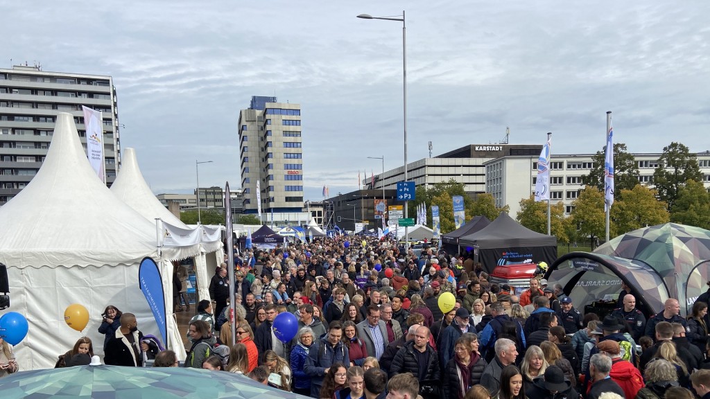 Menschenmassen strömen am Tag der Deutschen Einheit durch Saarbrücken