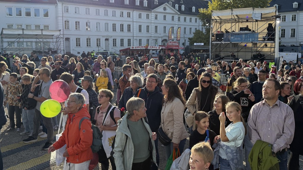 Tag der deutschen Einheit 2025: Publikum vor der SR-Bühne