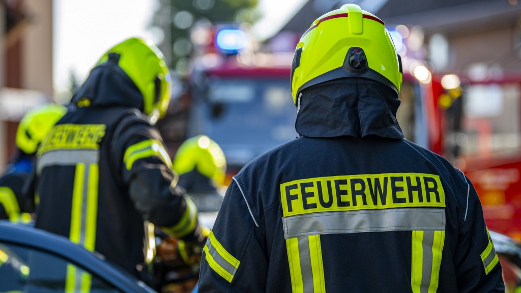 Feuerwehrleute bei einem Einsatz.