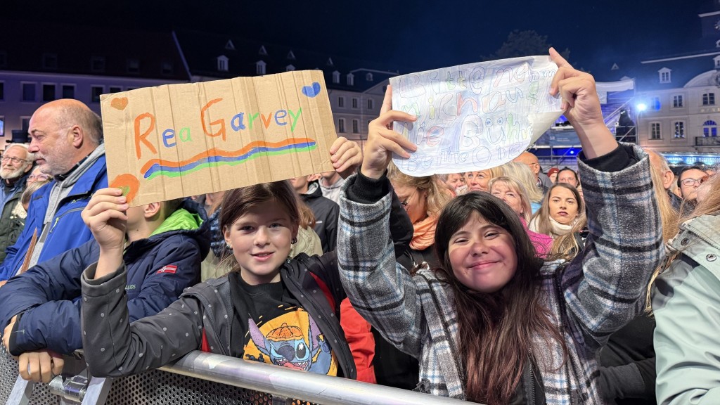 Zwei Kids mit Schild für Rea Garvey