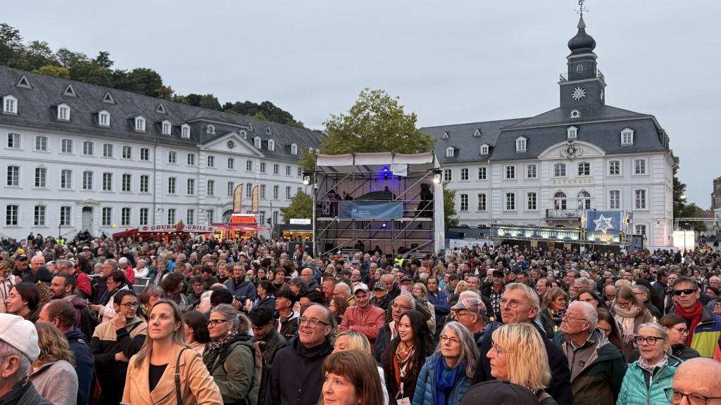 Foto: Tag der deutschen Einheit 2025: Beuscherinnen und Besucher beim Projekt Deutschland auf der SR-Bühne