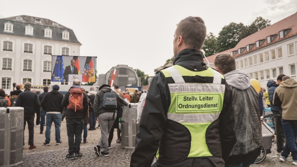 Foto: Mitarbeiter Sicherheitsdienst bei der Merz-Rede am Tag der Deutschen Einheit