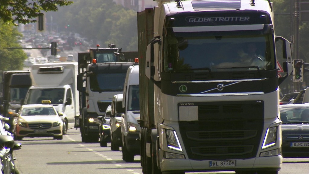 Foto: Autos und LKWs auf einer Straße