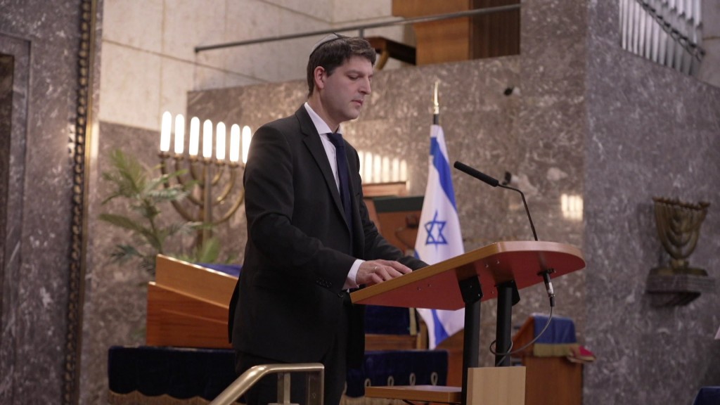 Foto: Jemand spricht in Saarbrücker Synagoge