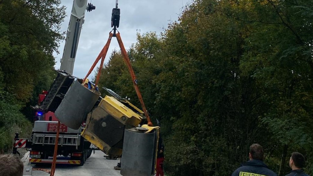 Mit Kränen wurde die zwischen Käshofen und Wiesbach umgekippte Walze wieder aufgerichtet