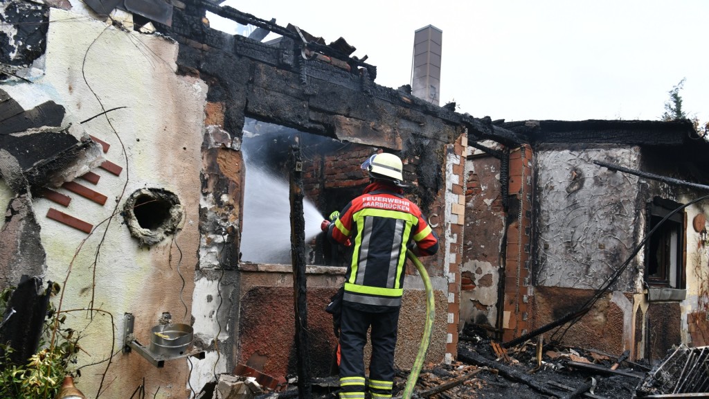 Löscharbeiten der Feuerwehr nach einem Wohnhausbranb in Burbach