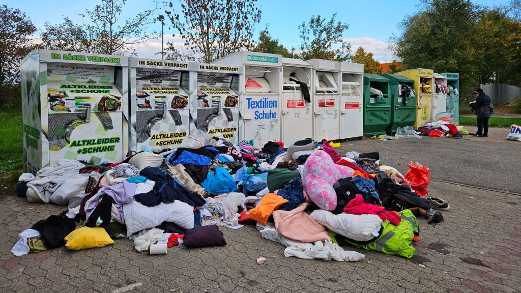Foto: Überfüllte Altkleidercontainer