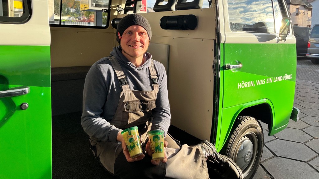 SR3-Hörer Andre aus Spiesen mit den neuen Saarlodri-Gläsern