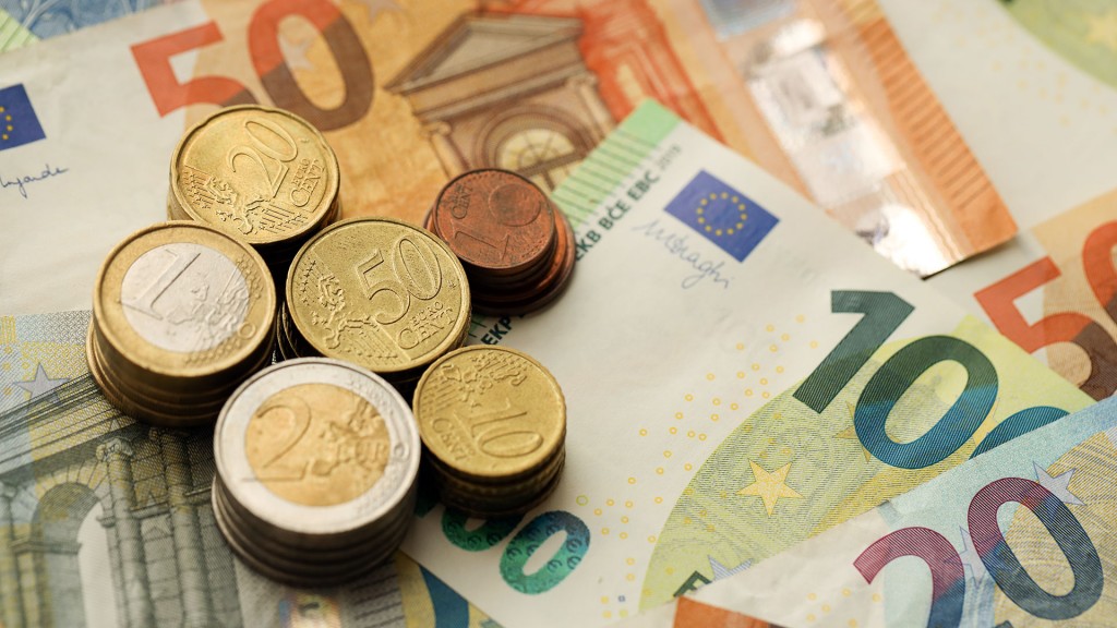 Foto: Euro-Scheine und Münzen liegen aufeinander