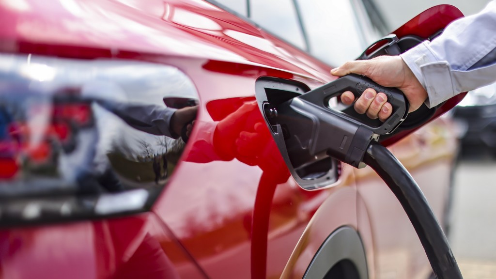 Ein E-Auto wird geladen