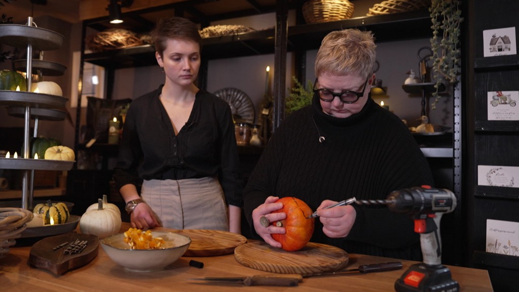 Foto: Die Spaniers beim Kürbisschnitzen