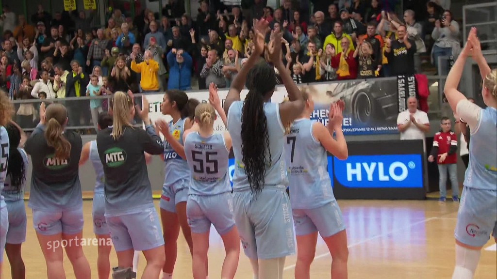 Foto: Spielerinnen der Saarlouiser Royals feiern ihren Sieg