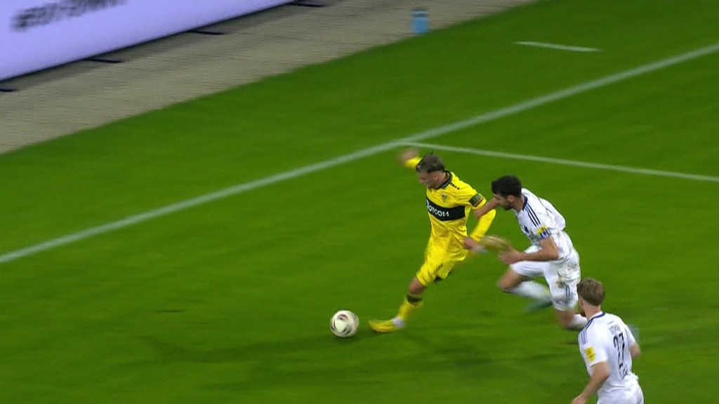 Foto: Spieler der Allemania Aachen und dem 1. FCS im Zweikampf