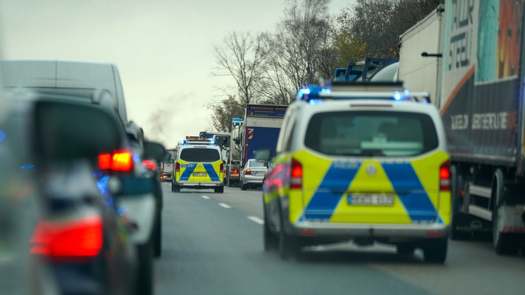 Polizeifahrzeuge bahnen sich ihren Weg durch eine Rettungsgasse auf der Autobahn