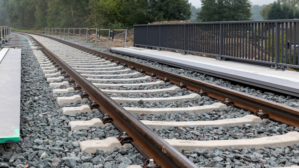 Neue Bahngleise an einem Bahnsteig