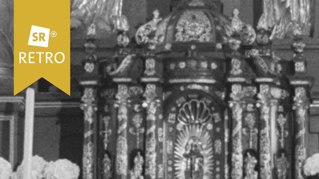 Reich verzierter Altar mit Kruzifix