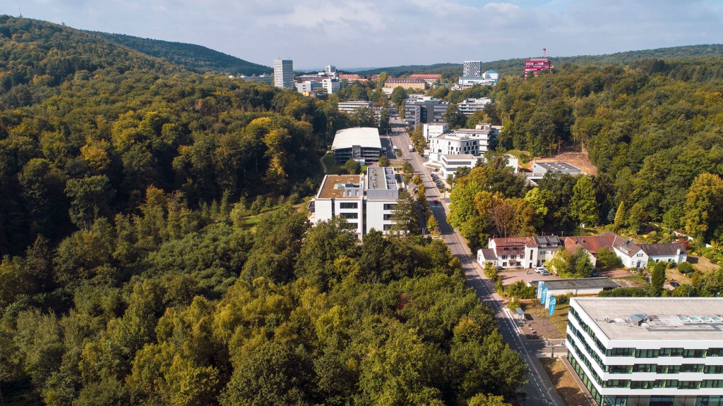 Blick über den Saarbrücker Uni-Campus und den angrenzenden Stadtwald