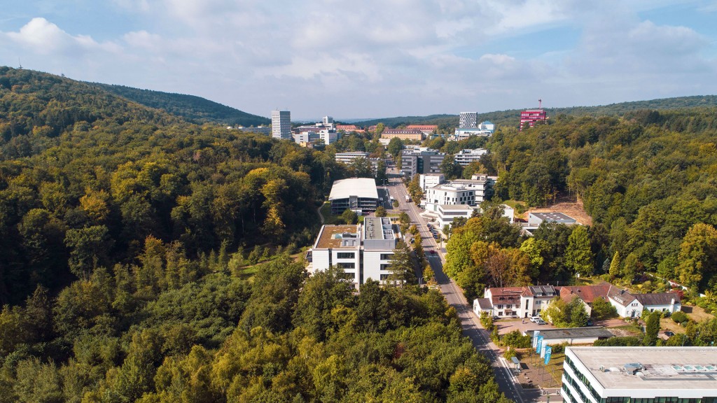 Foto:Blick über den Saarbrücker Uni-Campus und den angrenzenden Stadtwald