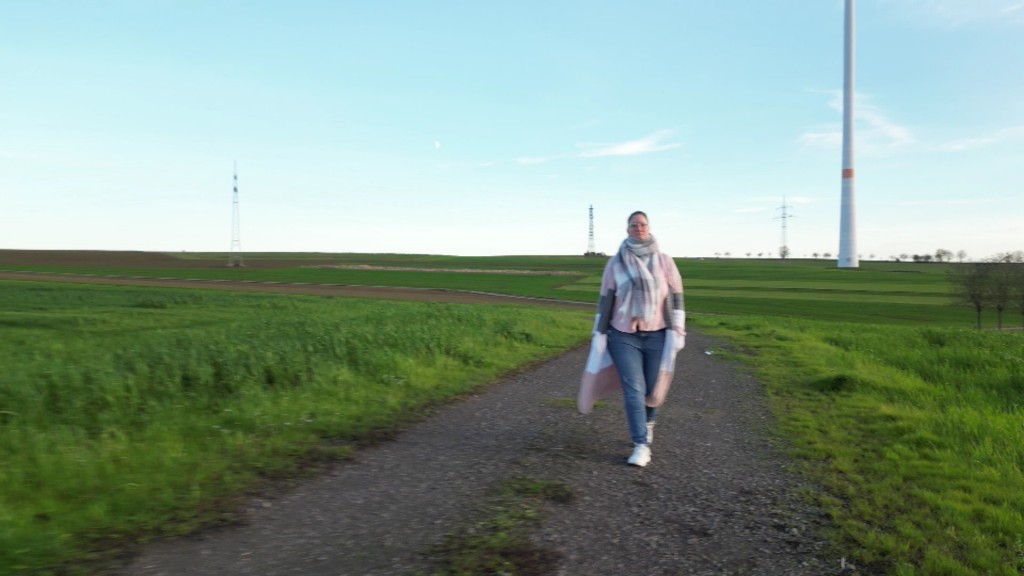 Foto: Frau vor Windrat