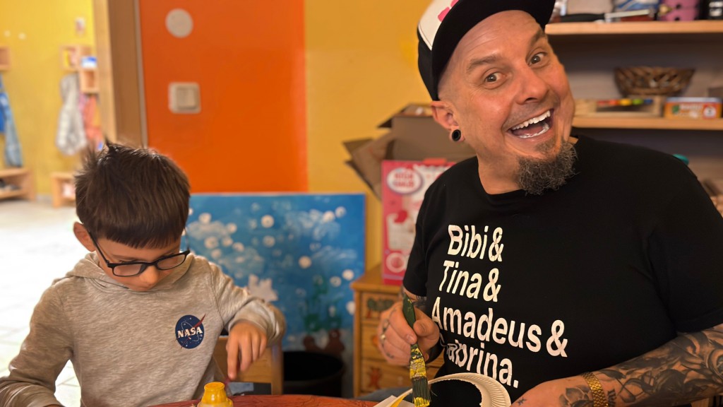 Freaky Jörn beim Laternenbasteln in der Kita Christ König