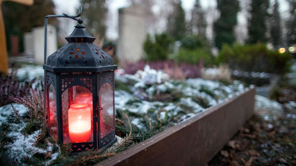 Eine Kerze auf einem Grab