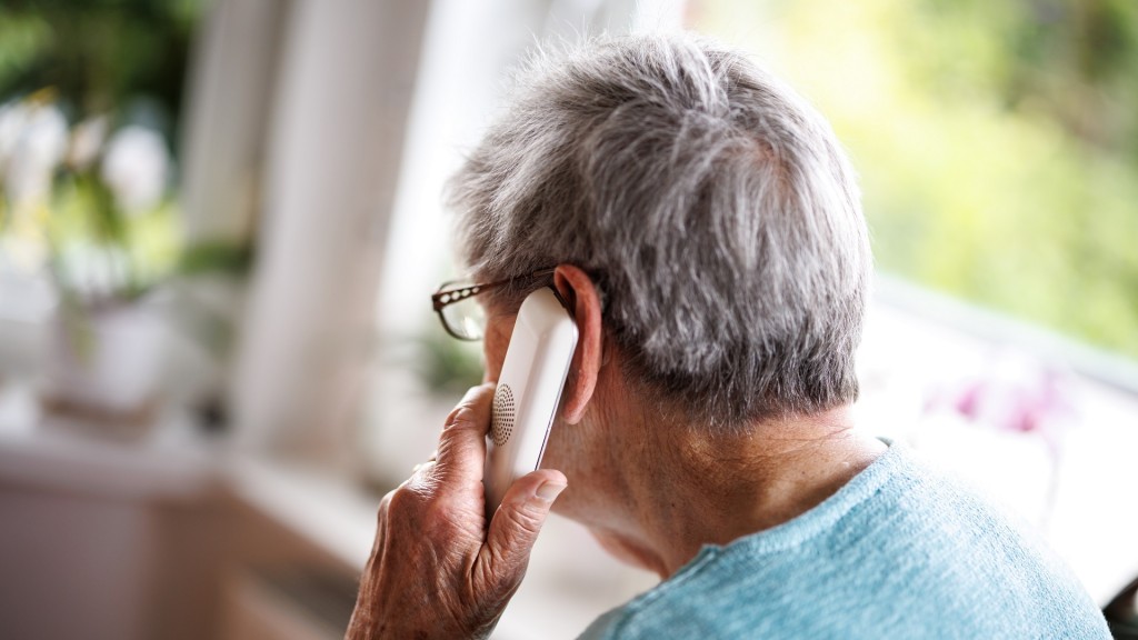 Symbolbild: Eine ältere Dame telefoniert mit einem Enkeltrickbetrüger. 