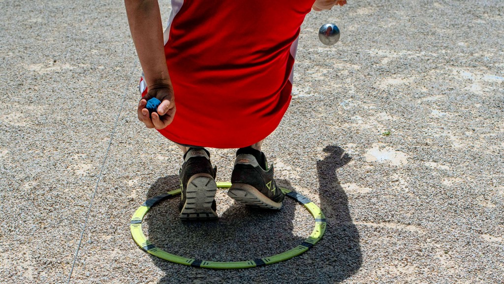 Ein Pétanque-Spieler wirft seine Kugel