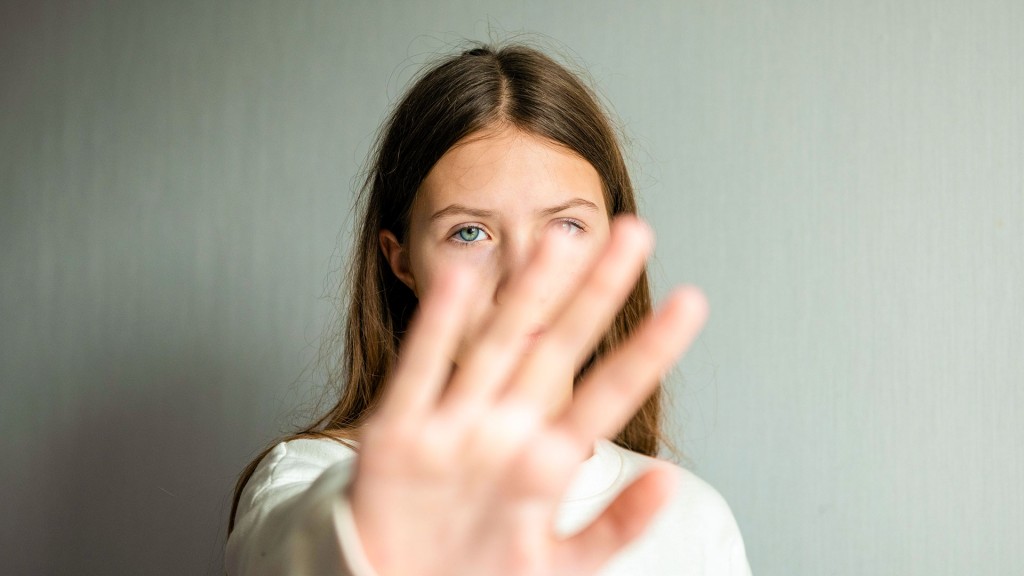 Foto: Eine Frau streckt selbstbewusst ihre Hand zur Abwehr vor das Gesicht