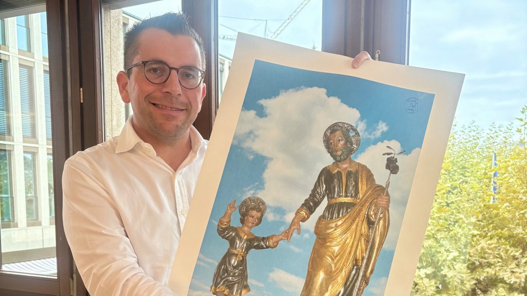 Oberbürgermeister Marc Speicher mit Bild des Heiligen Guiseppe