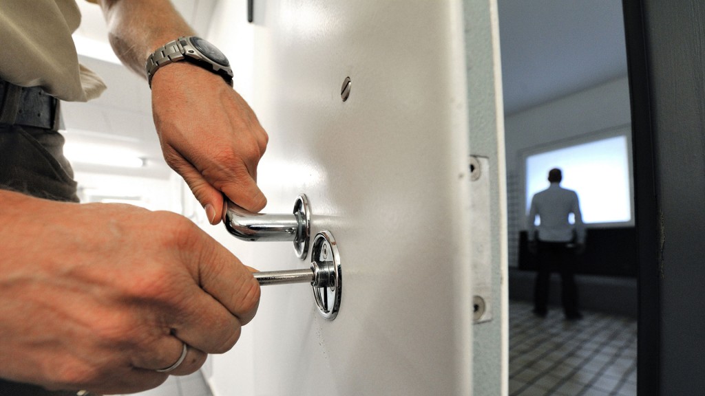 Foto: Eine Gefängniszelle wird aufgeschlossen