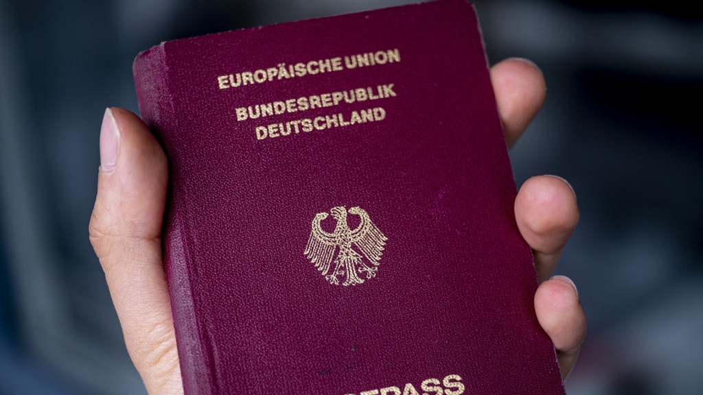 Foto: Eine Person hält einen Pass der Bundesrepublik Deutschland in der Hand.