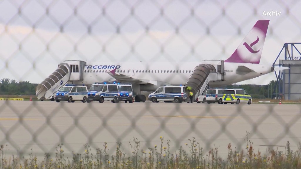 Foto: Flugplatz durch den Zaun 