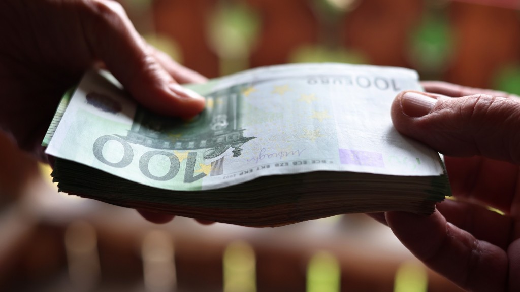 Foto: Eine jüngere und eine ältere Person halten ein Bündel mit Euroscheinen in der Hand.